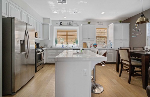 Santa Clarita House | Pool & Hot Tub Retreat 12 mins from Magic Mountain