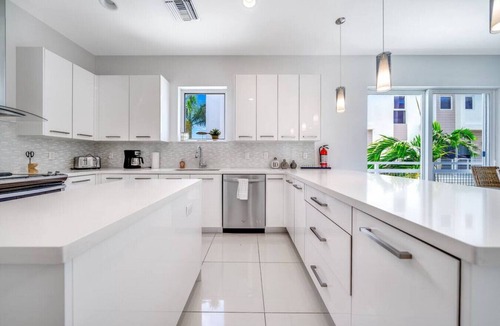 Pompano Beach House | POOL+HOT TUB+SAUNA+GYM! 1 MINUTE WALK TO BEACH!