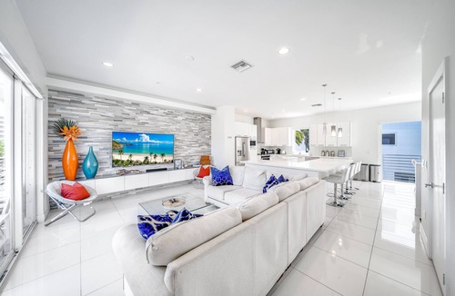 Pompano Beach House | Pool+Hot Tub+Sauna+Gym! 1 Minute Walk To Beach!