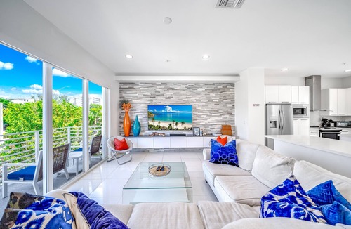 Pompano Beach House | Pool+Hot Tub+Sauna+Gym! 1 Minute Walk To Beach!