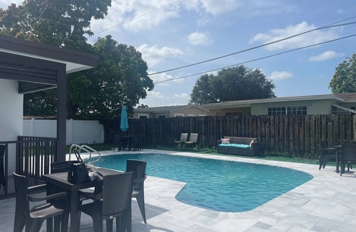 Sunrise House | Pool House 3/2: Grill, Mural and Ping Pong Table