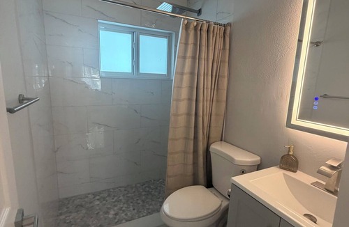 North Andrews Gardens House | Pool House! 3 miles from beach! 3/2 house in peaceful Fort Lauderdale!