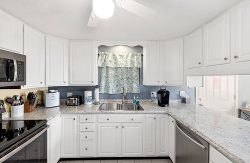 Tranquil Harbour House | POOL MIDTOWN - Walking distance to beach, parks, restaurants and shopping