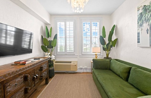 Palm Beach Condo | Pool/StepsToBeach/Dining Delight 1br