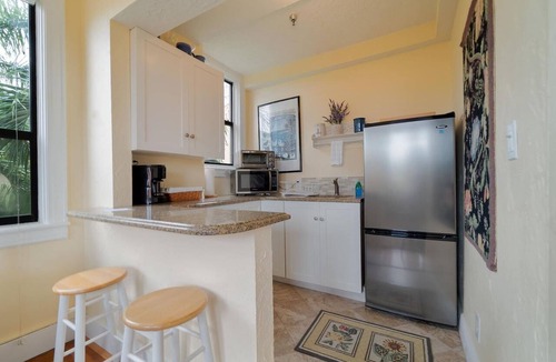 Palm Beach Condo | Pool/Valet/StepsToBeachDine/Provence 1br