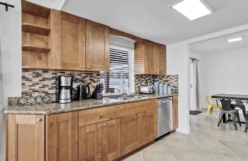 North Lauderdale House | Poolside Paradise in North Lauderdale