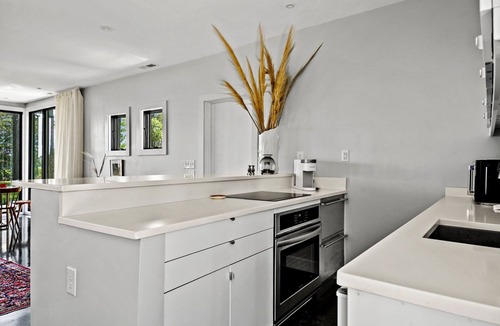 Temperanceville House | Porter's Barn | Luxury Creekfront Retreat w/Resort Perks, Kayaks & Secluded Waterfront Escape