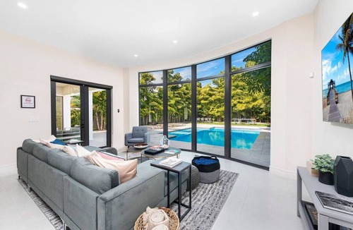 Coral Terrace House | Posh & Modern Villa with Pool
