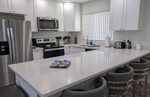 Coral Ridge Apartment | Posh Paradise! Shared Heated Pool, Hot Spa! Minutes to Beach!