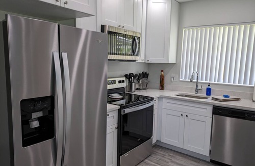 Coral Ridge Apartment | Posh Paradise! Shared Heated Pool, Hot Spa! Minutes to Beach!