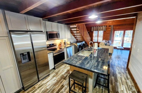 Edray Ski Chalet | PowderMonkey 2br/2ba+Loft - Ski out & PET friendly