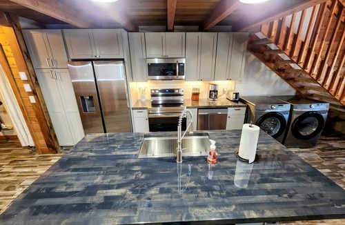 Edray Ski Chalet | PowderMonkey 2br/2ba+Loft - Ski out & PET friendly