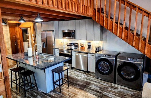 Edray Ski Chalet | PowderMonkey 2br/2ba+Loft - Ski out & PET friendly