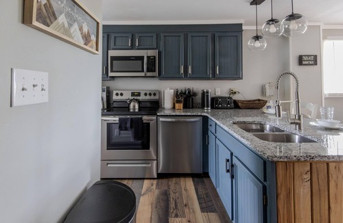 Edray House | PR 36 - Spacious & dog-friendly summer getaway. Minutes to bike trails!