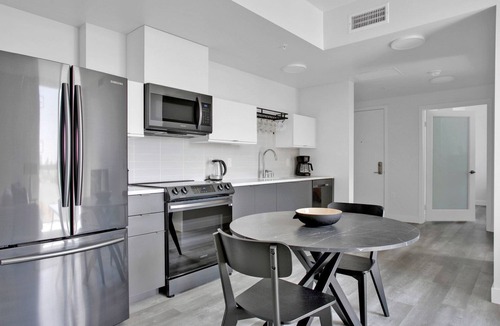 Melrose Apartment | Premium Hollywood 2BR w/ Roof & BBQ, nr Melrose/Fairfax, by Blueground