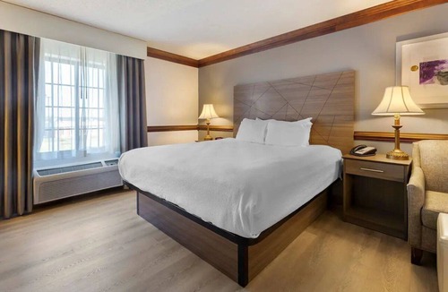 South Hill Hotel | Premium Whirlpool King Suite | Full Kitchen | Daily Hot Breakfast & Parking
