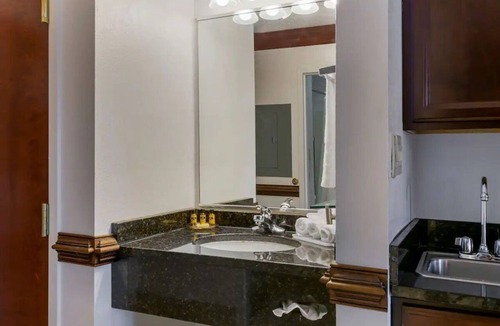 South Hill Hotel | Premium Whirlpool King Suite | Full Kitchen | Daily Hot Breakfast & Parking