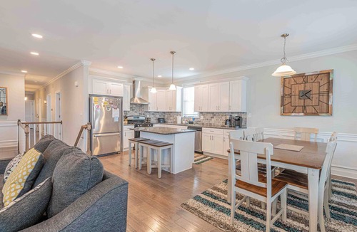 North End Condo | Prime Downtown Wesley Ave – 6BR, 4 min Walk to Beach & Shops, sleeps 14