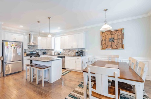 North End Condo | Prime Downtown Wesley Ave – 6BR, 4 min Walk to Beach & Shops, sleeps 14