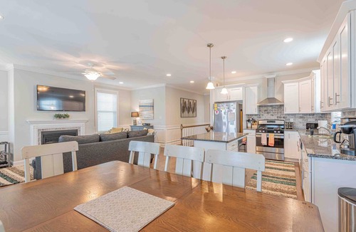 North End Condo | Prime Downtown Wesley Ave – 6BR, 4 min Walk to Beach & Shops, sleeps 14