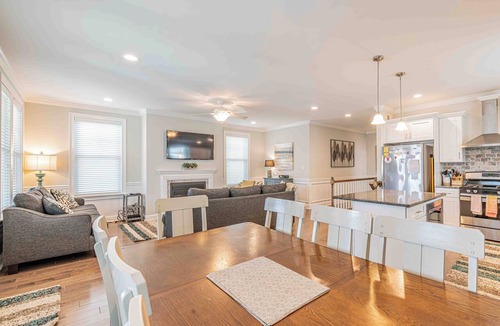 North End Condo | Prime Downtown Wesley Ave – 6BR, 4 min Walk to Beach & Shops, sleeps 14