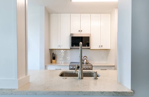 Eastport Condo | Prime Eastport Location - Waterfront Condo w Pool & Parking