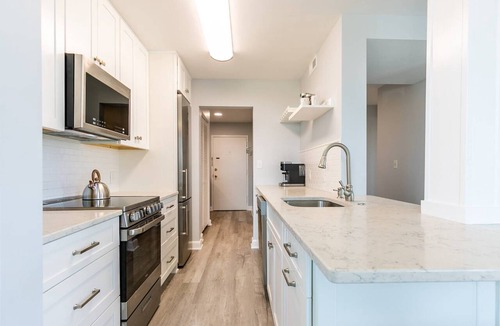 Eastport Condo | Prime Eastport Location - Waterfront Condo w Pool & Parking