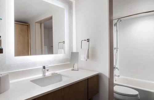 Northeast Virginia Beach Hotel | Prime Location! 3 Sleek Units, Onsite Pool, Near Virginia Beach Fishing Pier