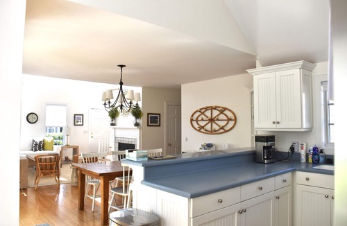West of Town House | PRIME LOCATION close to: Town, Beaches, Pool & Tennis! Bright, Airy, Immaculate.