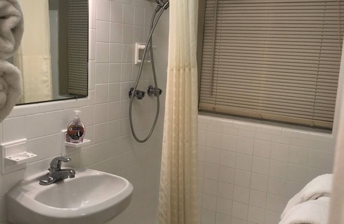 Coral Ridge Hotel | Prime Location Great Price