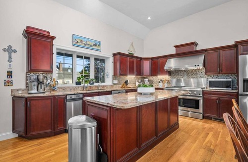 Barnstable House | Prime Meridian: 033-Ba Spacious and Special, Walk to Beach, Harbor, Village