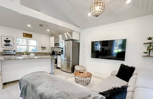 Hollywood Hills West House | Pristine 1BD/1BA Bungalow + Hot Tub - Ocean Park