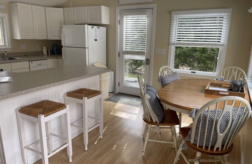 Orleans House | Pristine Cottage: EV charger, AC, outdoor shower+ firepit, walk to Bakers Pond
