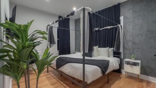 East Newark Apartment | Pristine House, Sleep 21, Park 2 cars FREE, 20 PERCENT OFF