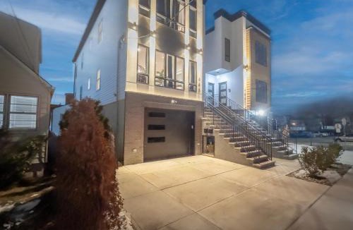 East Newark Apartment | Pristine House, Sleep 21, Park 2 cars FREE, 20 PERCENT OFF