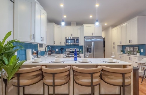 East Newark Apartment | Pristine Pad, Sleep 12, Free parking, 3BRs, 20%OFF