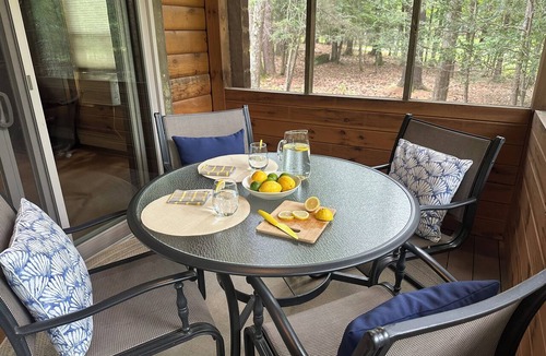 Bearsville Cabin | Pristine Woodstock Mountaintop Log Cabin — Minutes to Town