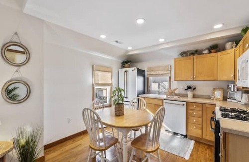 North End Condo | Private 1 bedroom condo w/loft 1 block to Beach & Boards/1 parking spot