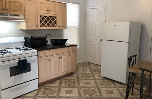 Linden Apartment | Private 2-bedroom apartment with direct bus to NYC Manhattan only a 5-minute walk away