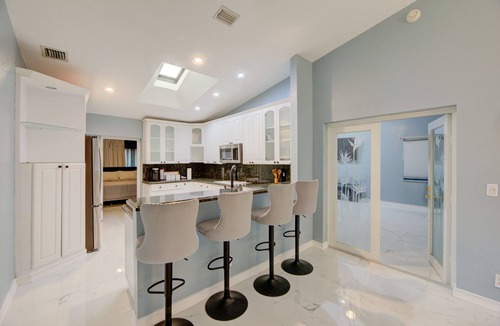 Sunrise House | Private 4BR 2 BA Lakeview/Game Room/Mins to Sawgrass Mills
