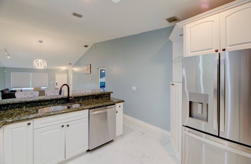 Sunrise House | Private 4BR 2 BA Lakeview/Game Room/Mins to Sawgrass Mills
