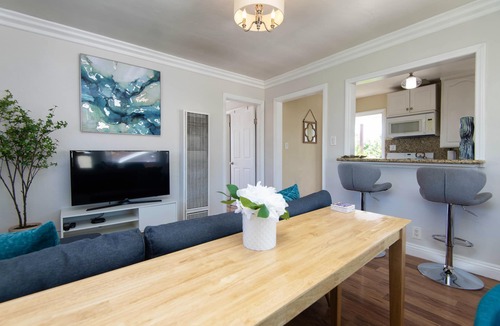 Hawthorne Apartment | Private Apartment near beaches, LAX, SoFi - w/Large Deck/Pets ok