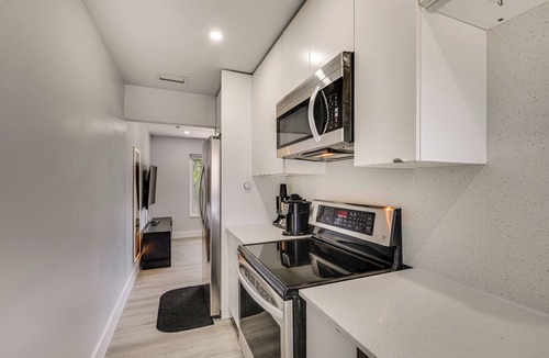 Wilton Manors Cottage | Private Backyard: Dog-friendly Wilton Manors Home!