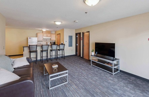 Ontario Apartment | Private Balcony & Fast WiFi Near OSU & Shopping