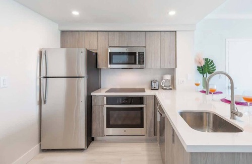Coconut Grove Apartment | Private Balcony Studio with Bay & Skyline Views