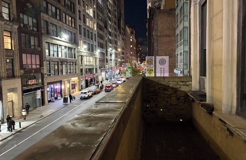 Midtown Apartment | Private Balcony Suite Near Empire State Building Herald Square