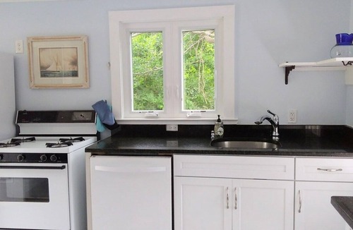 Brewster Cottage | Private Beach. Fabulous Bay Views. WIFI