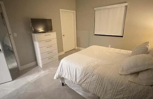 Hollywood House | Private Bedroom in Hollywood