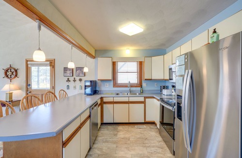 Colington Harbour House | Private Boat Dock: Fun OBX Family Getaway w/Deck