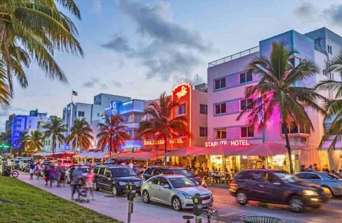Allapattah Villa | Private Botanical Villa Close to Wynwood & SOBE